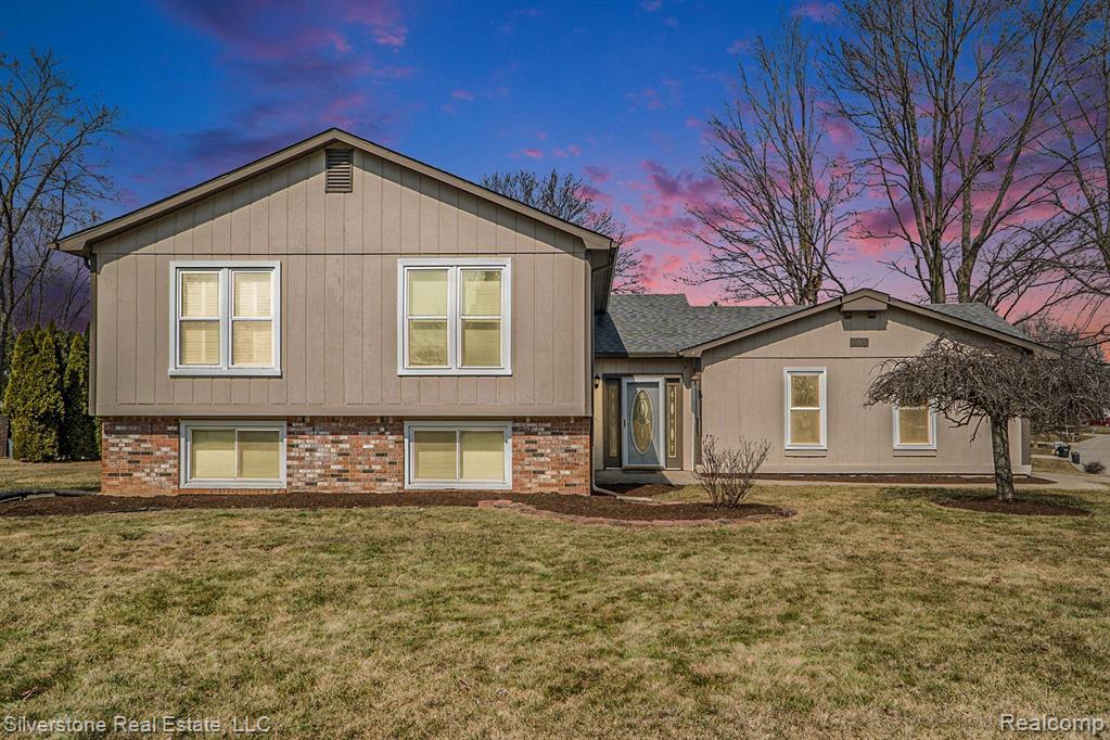 804 DICKSON Lane, Rochester Hills, MI 48307 — front exterior