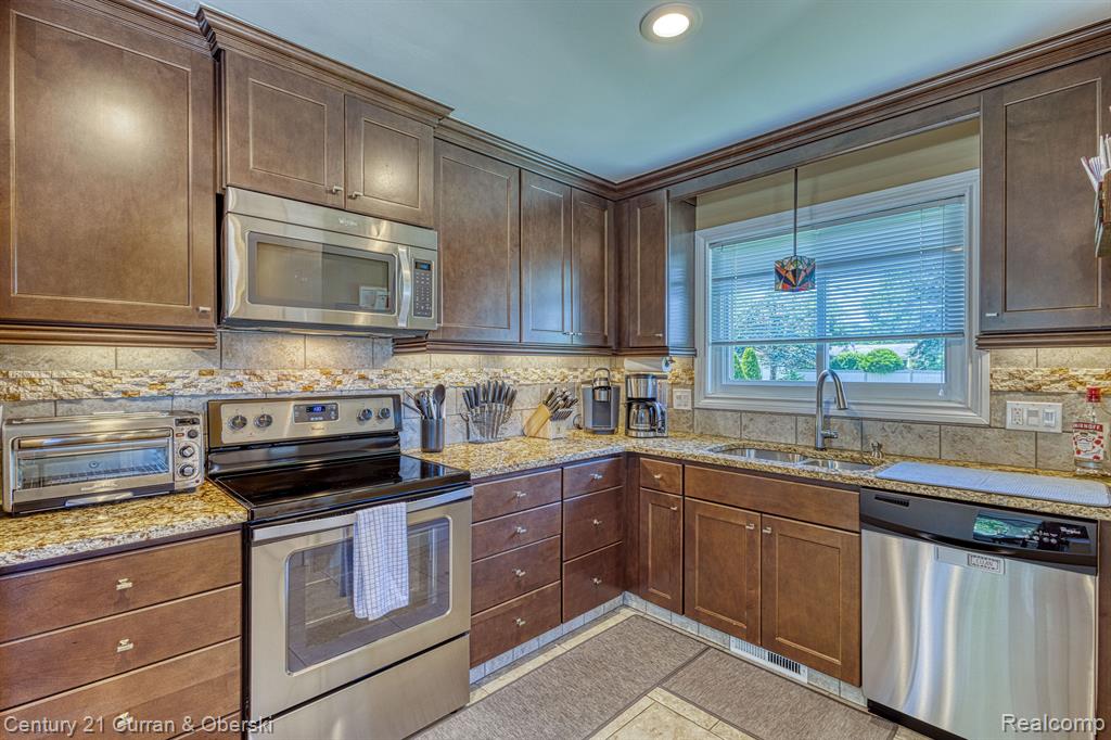 8943 ROSLYN Street, Livonia, MI 48150 — Photo 6