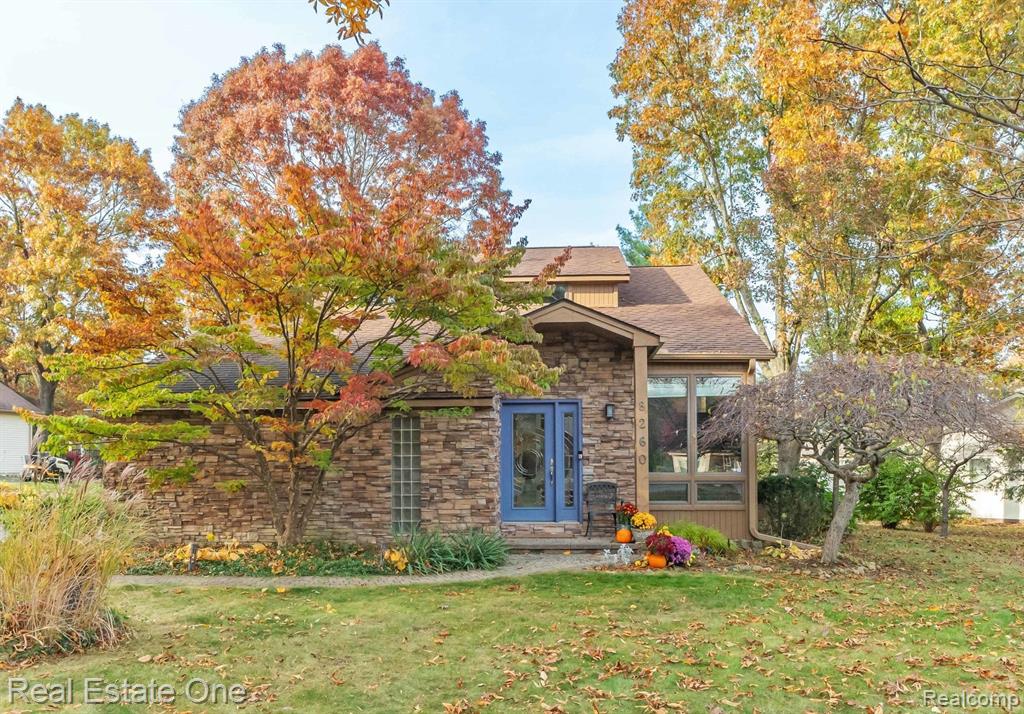 8260 ENGLEWOOD Drive, Clarkston, MI — front exterior