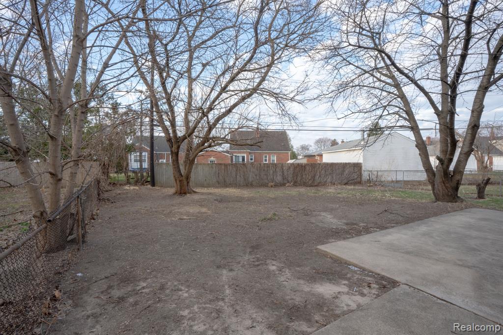 16022 Stephens Drive, Eastpointe, MI 48021 — Photo 25