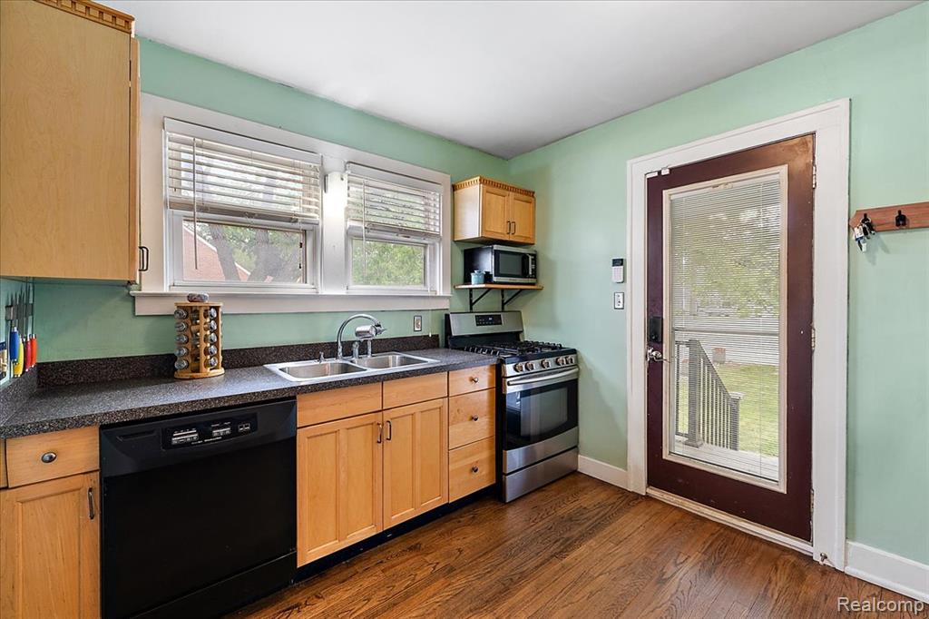 854 PINECREST Drive, Ferndale, MI 48220 — Photo 11