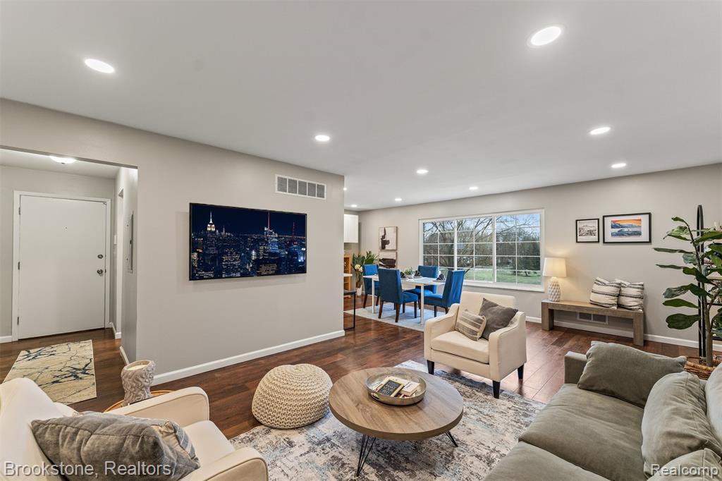 670 E Fox Hills Drive, Bloomfield Hills, MI 48304 — Photo 2
