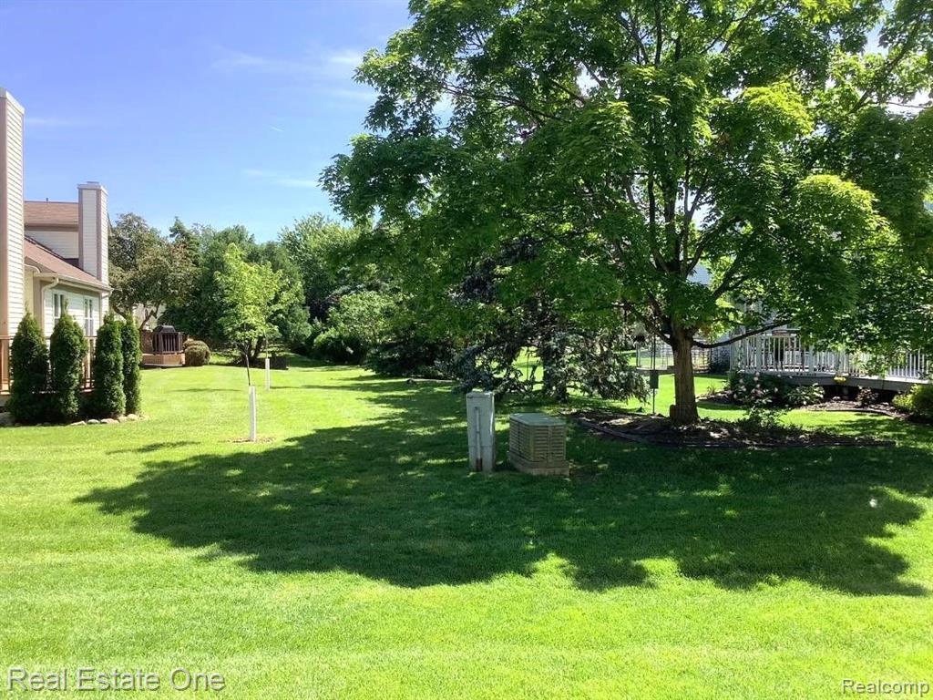 2054 MAPLEHURST Drive, 46, Commerce Twp, MI 48390 — Photo 24