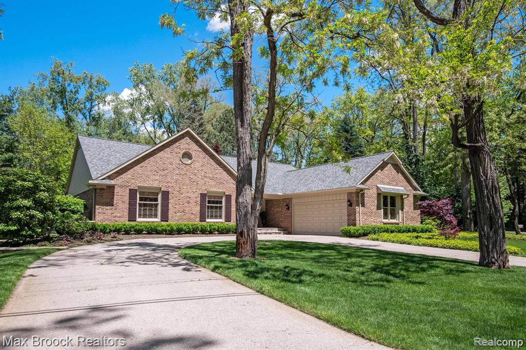 6082 N Shore Drive, West Bloomfield, MI 48324 — Photo 2