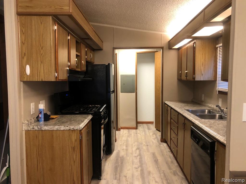 608 Holly Court, Jonesville, MI 49250 — Photo 13