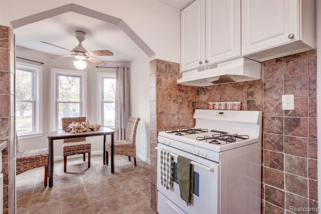 597 MARKLE Avenue, Pontiac, MI 48340 — Photo 9