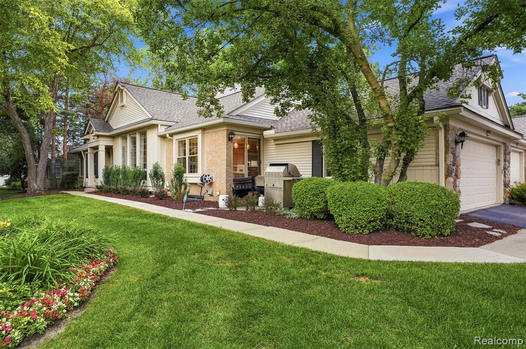 6012 Danbury Court, West Bloomfield, MI — Photo 2