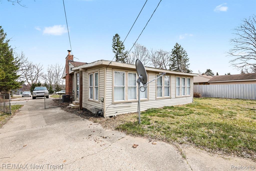 2174 Middlebelt Road, West Bloomfield, MI 48324 — Photo 36