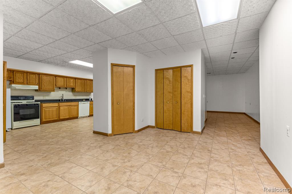 4 LEMINGTON, Dearborn, MI 48126 — Photo 38