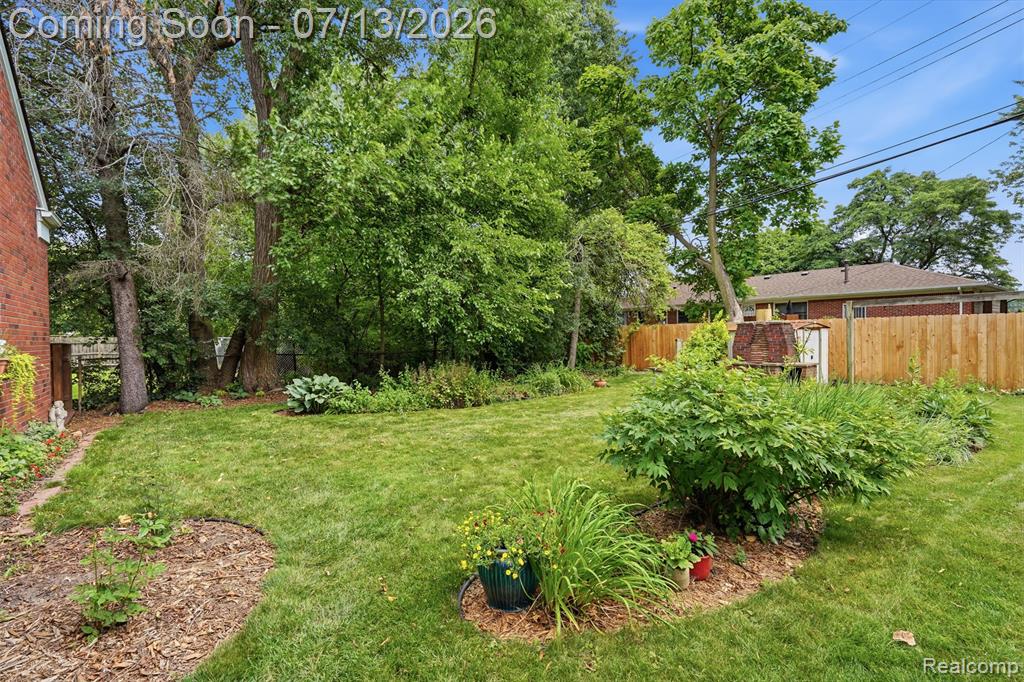 27704 California Drive NW, Lathrup Village, MI 48076 — Photo 32