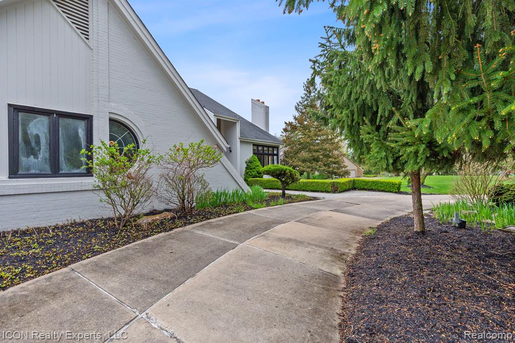 5215 DEER RUN Circle, Orchard Lake Village, MI 48323 — Photo 67