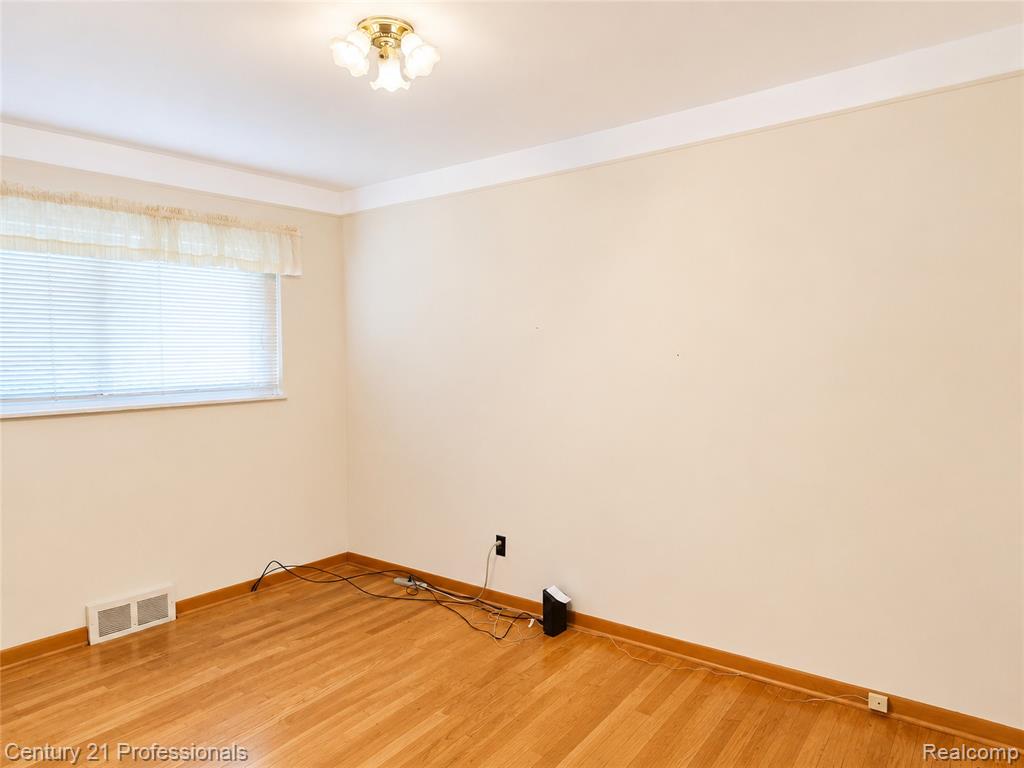 8563 Centralia Street, Dearborn Heights, MI 48127 — Photo 15