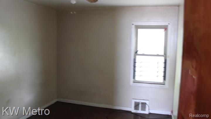 19205 McCormick Street - Photo 4