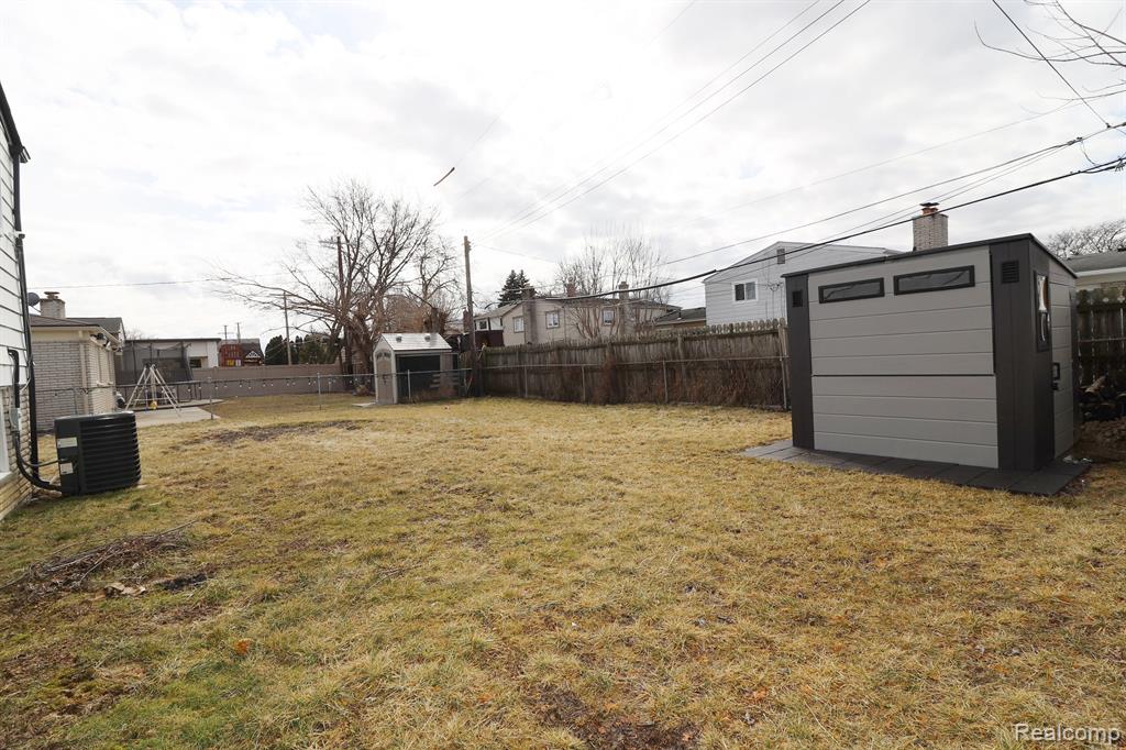 693 CRONIN Drive, Dearborn Heights, MI 48127 — Photo 28