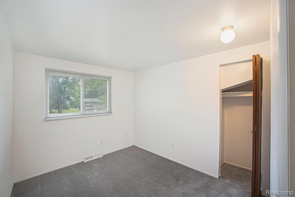 6160 BARKER Drive, Waterford, MI 48329 — Photo 12