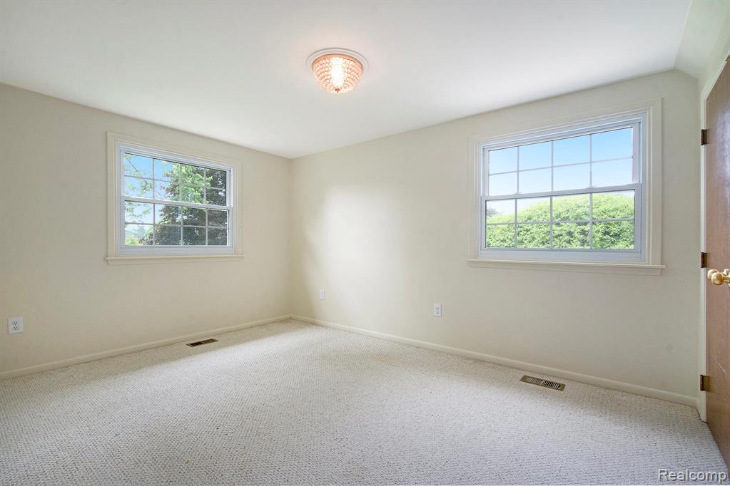 9818 BURNING TREE Drive, Grand Blanc, MI 48439 — Photo 41