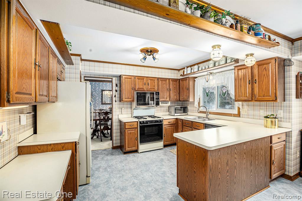 5193 Crowfoot Drive, Troy, MI 48085 — Photo 12