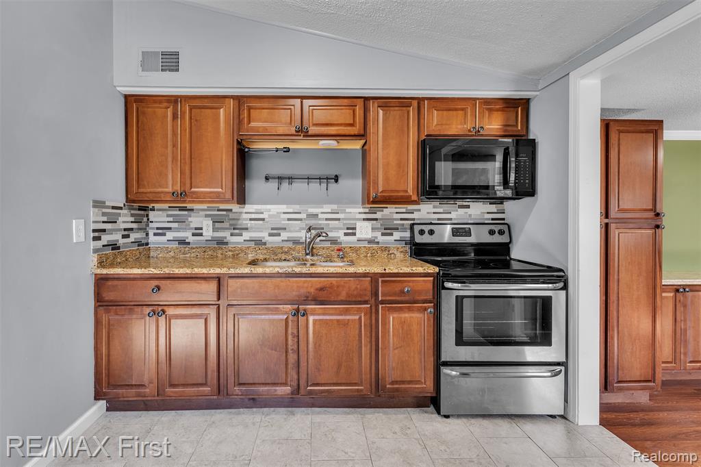 5052 Mary Sue Avenue, Clarkston, MI — Photo 6