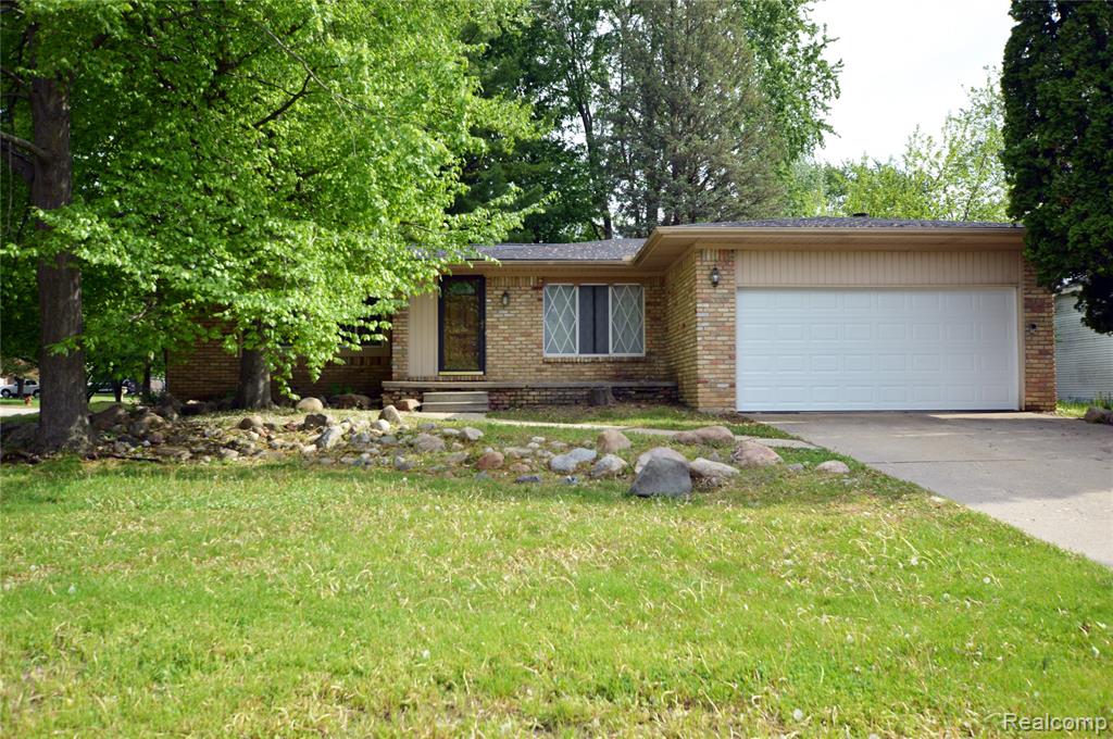 5200 Wishing Well Drive, Grand Blanc, MI 48439 — front exterior