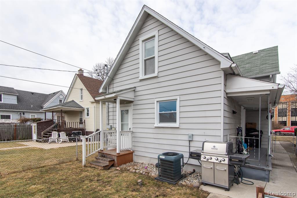 611 PLUM Street, Wyandotte, MI 48192 — Photo 29