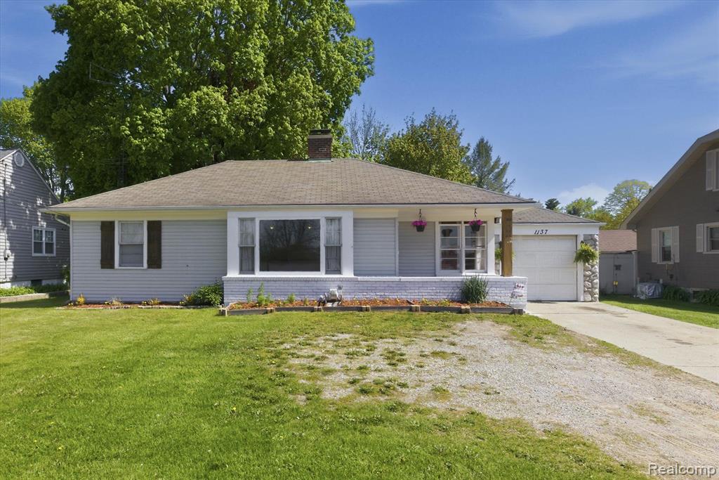1137 E Main Street, Flushing, MI 48433 — front exterior