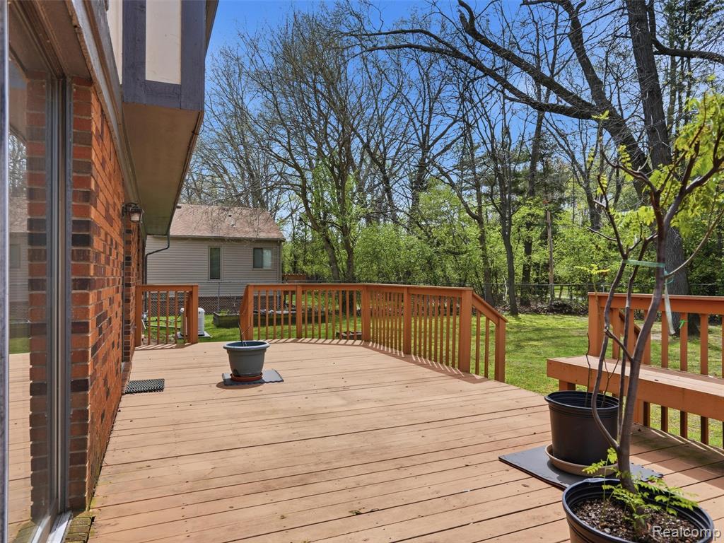 5800 Naneva Court, West Bloomfield, MI — Photo 41