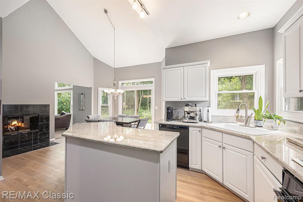 45483 Addington Lane, Novi, MI — Photo 12