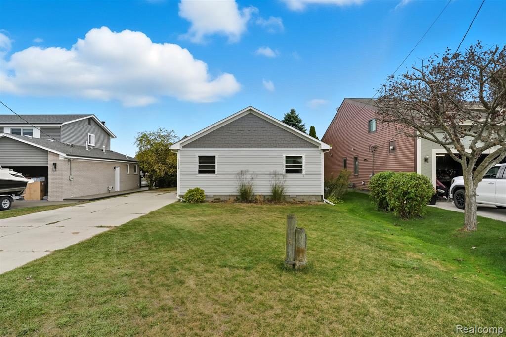 37752 Huron Pointe Drive, Harrison Township, MI — Photo 44