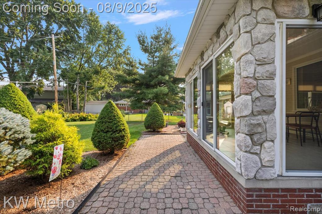 18241 Dunblaine Avenue, Beverly Hills, MI 48025 — Photo 11