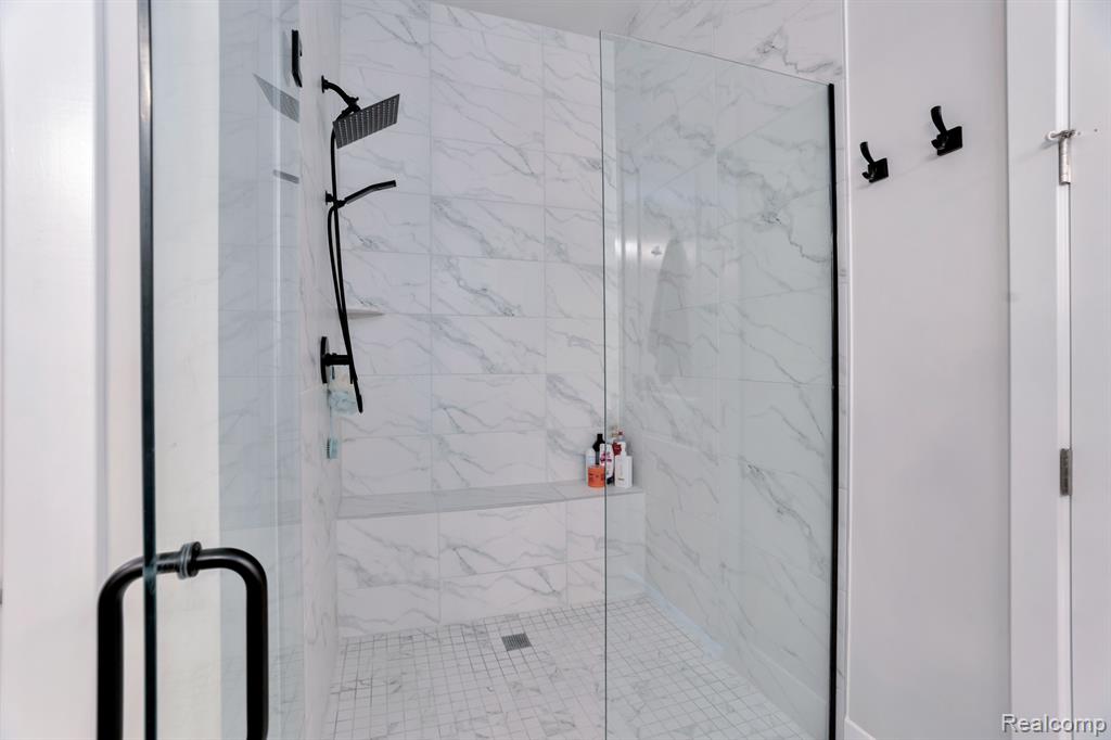 5557 HELMSDALE Boulevard, West Bloomfield, MI — Photo 19