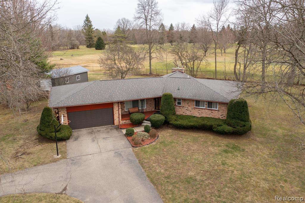 6226 GOLFVIEW Drive, Burton, MI 48509 — Photo 2