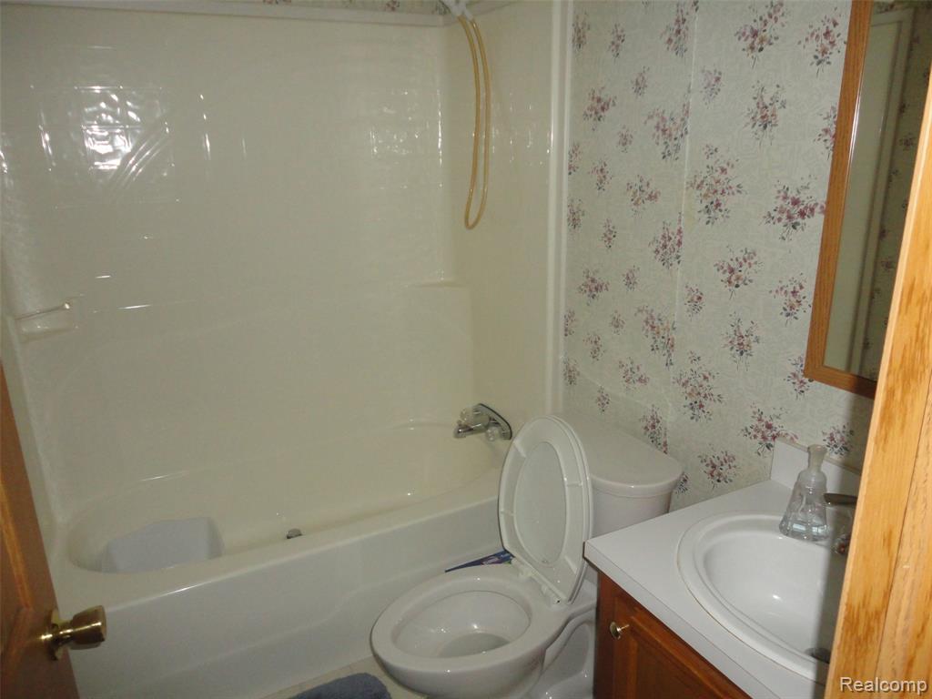 484 Lochgair Street, Temperance, MI 48182 — Photo 11