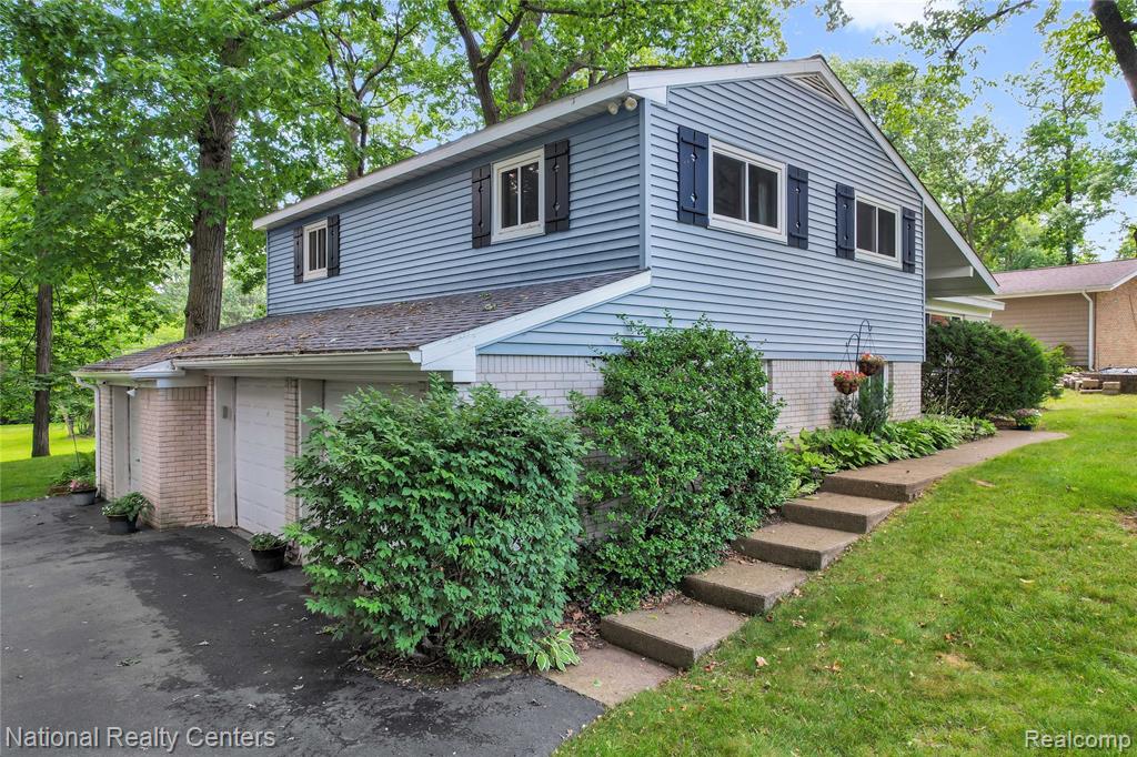 1521 Thread Valley, Holly, MI 48442 — Photo 5