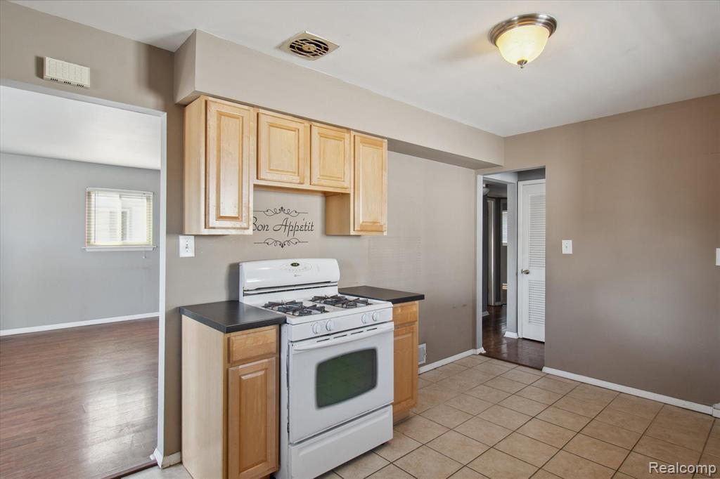 6491 N WAVERLY Street, Dearborn Heights, MI 48127 — Photo 14