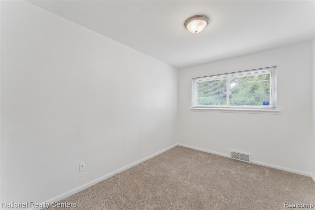 8108 Whitefield Street, Dearborn Heights, MI 48127 — Photo 9