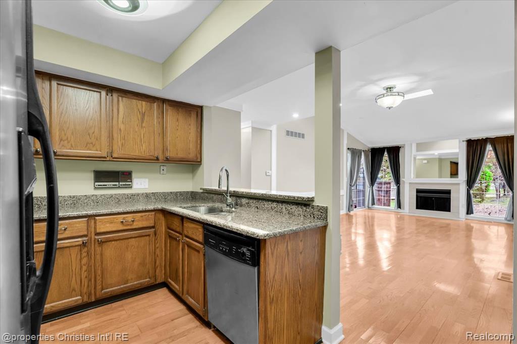 6651 Hearthside Court, West Bloomfield, MI — Photo 10
