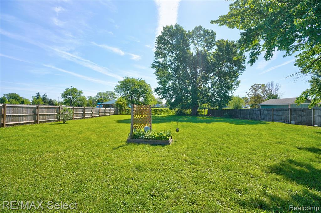 4075 Bristolwood Drive, Flint, MI 48507 — Photo 17