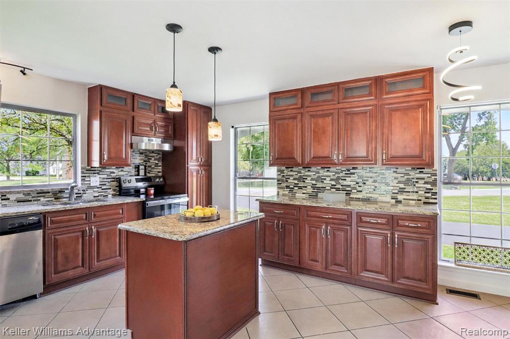 5262 Kingsfield Drive, West Bloomfield, MI — Photo 6