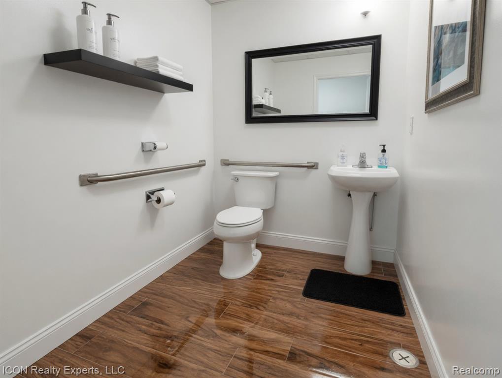 6451 Rochester Rd, Troy, MI 48085 — Photo 18