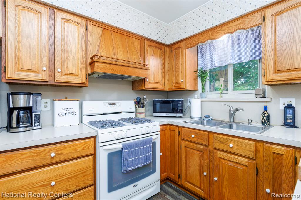 9150 Maplewood Drive, White Lake, MI — Photo 5