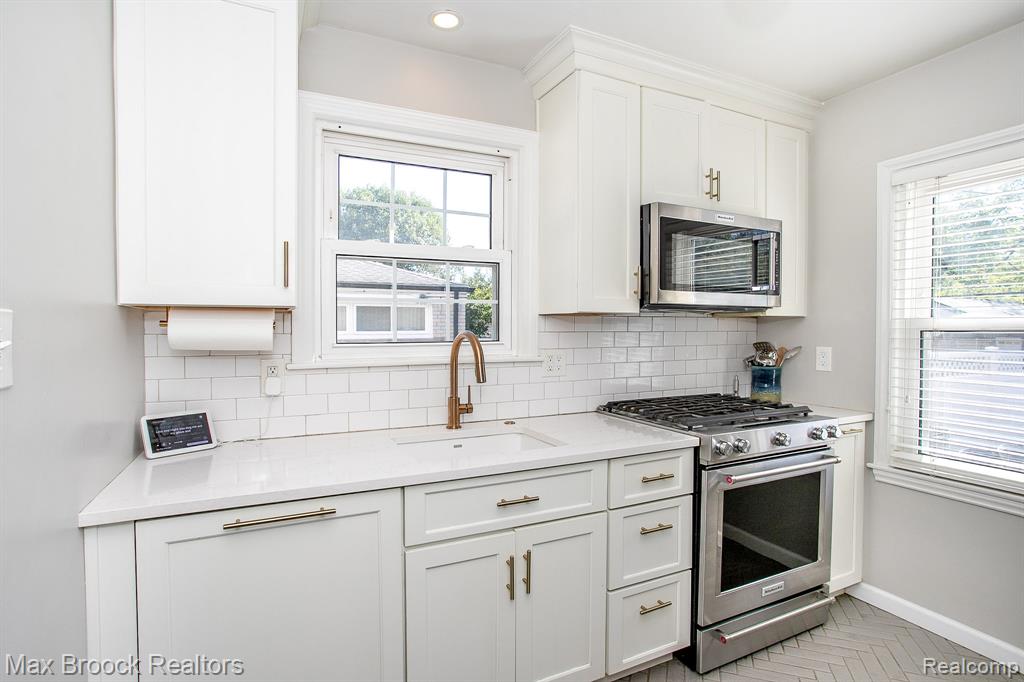 13353 Sherwood Drive, Huntington Woods, MI — Photo 18