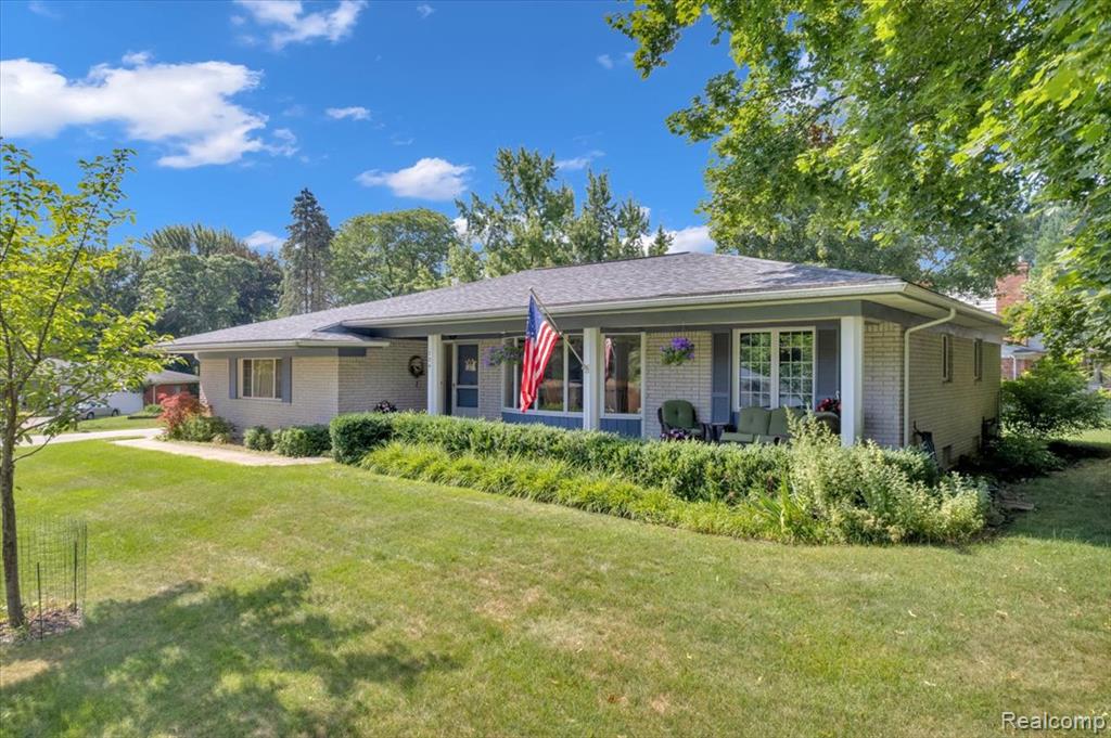 724 Lynndale Drive, Rochester Hills, MI 48309 — front exterior