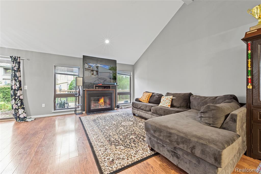 586 Ashley Circle, Rochester Hills, MI 48307 — Photo 10