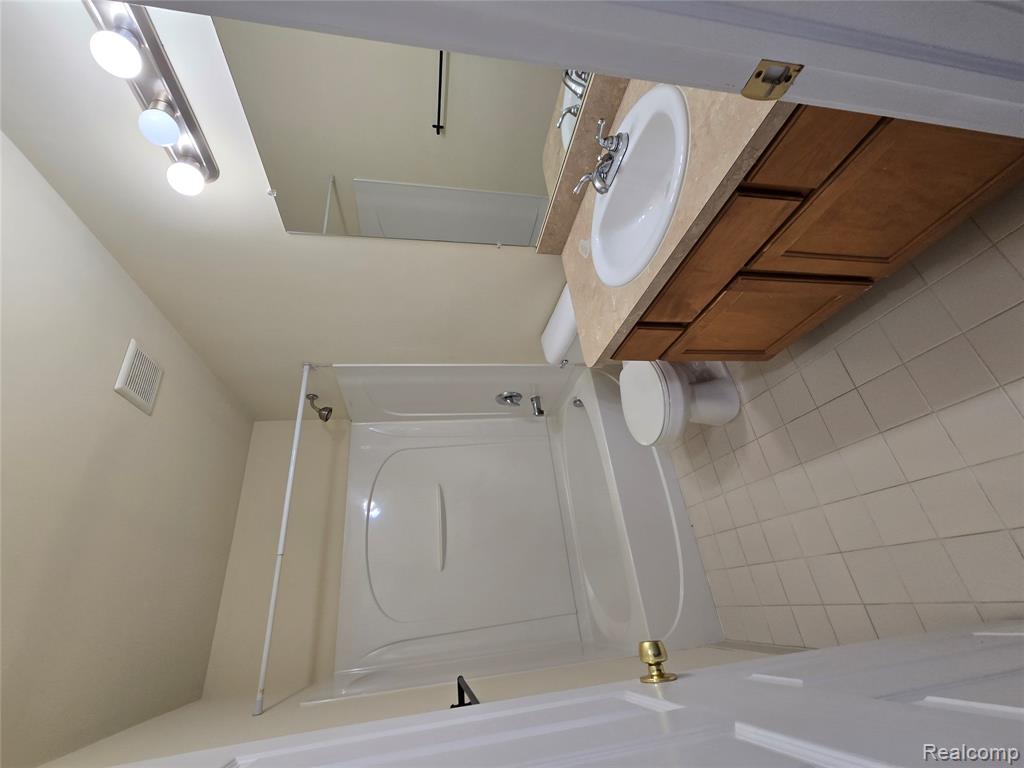 27635 Hidden Oaks Drive, Trenton, MI 48183 — Photo 14