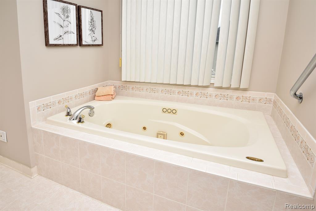 4297 SPRINGBROOK Drive, Sterling Heights, MI 48314 — Photo 30