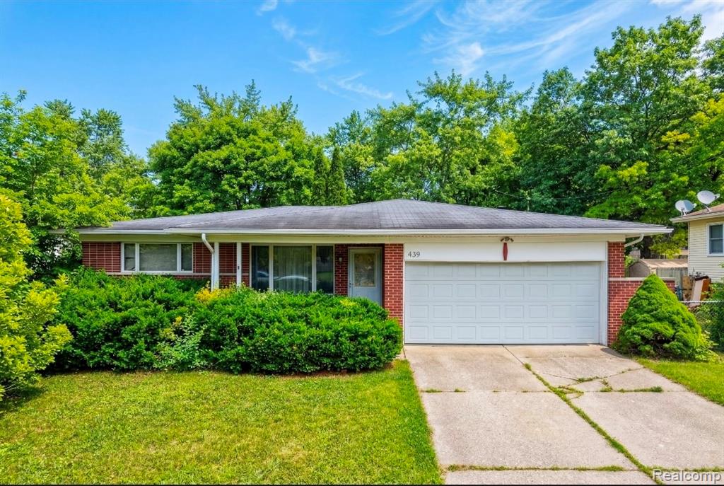 439 Windmill Point Drive, Flushing, MI 48433 — front exterior
