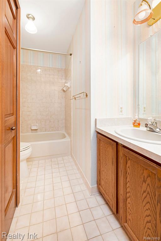35300 BLUE SPRUCE Drive, Farmington Hills, MI 48335 — Photo 11