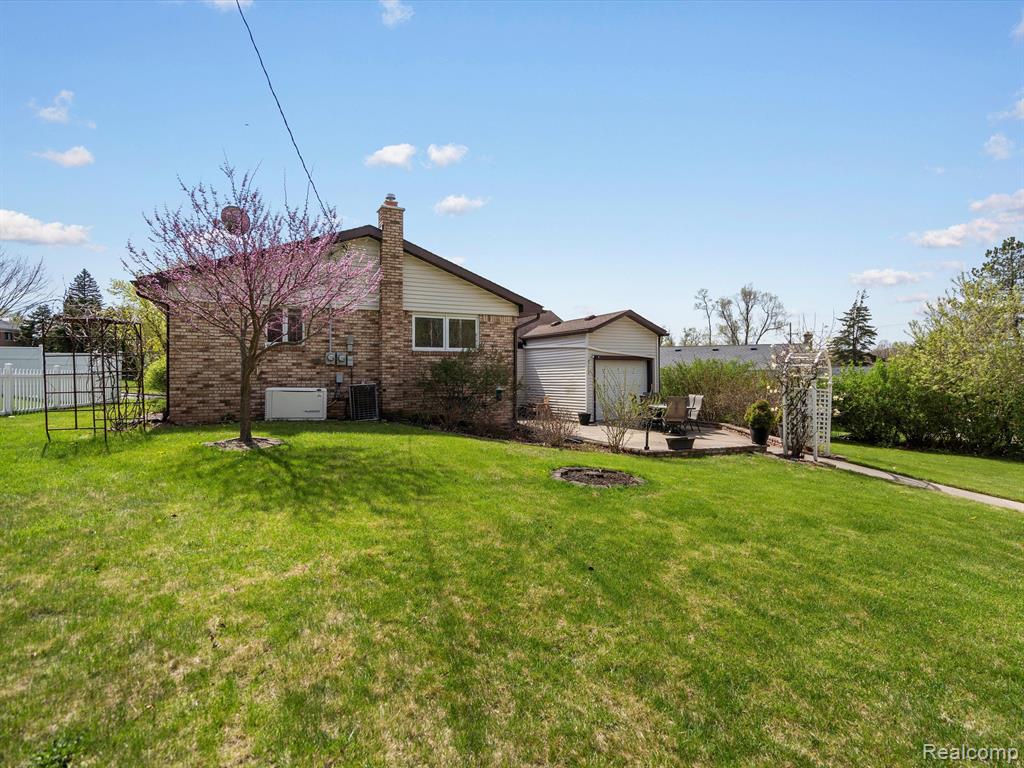860 MANOR Drive, Milford, MI 48381 — Photo 16