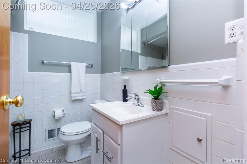 22803 Manning Street, Farmington, MI 48336 — Photo 23
