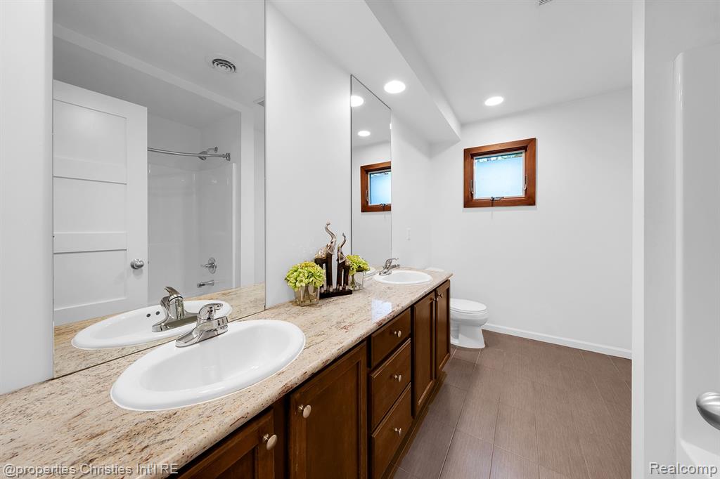 561 Yorkton Lane, Bloomfield Hills, MI 48304 — Photo 23